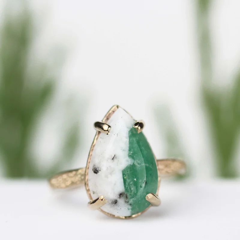 Women’s perfect ring style-Emerald Stardust Ring 14k Yellow Gold