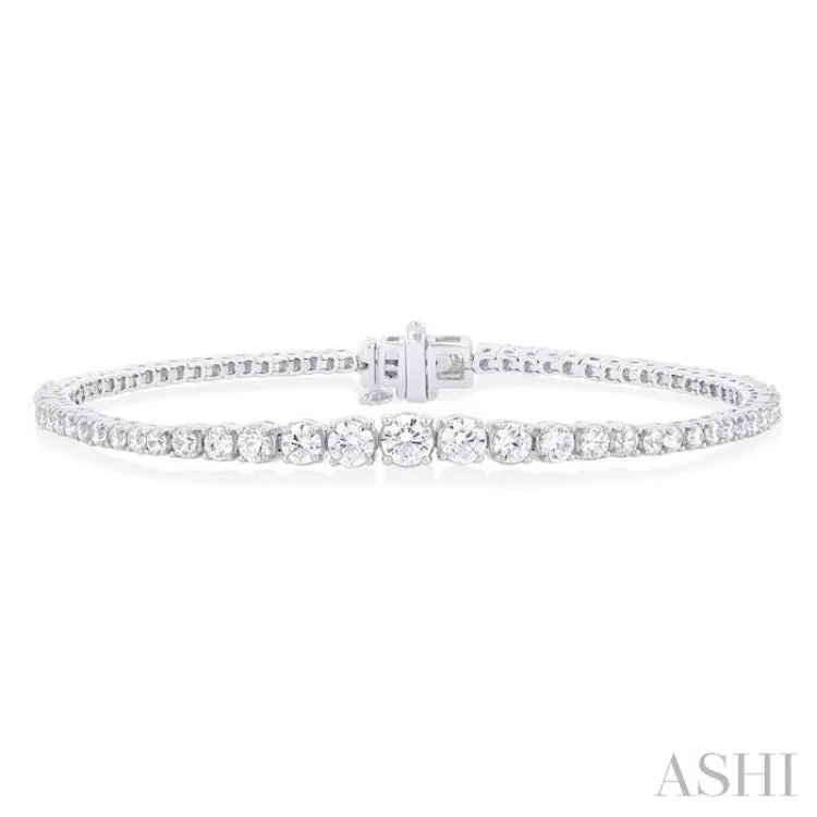 Women's chunky bracelet-3 Ctw Graduated Round Cut Diamond Tennis Bracelet in 14K White Gold