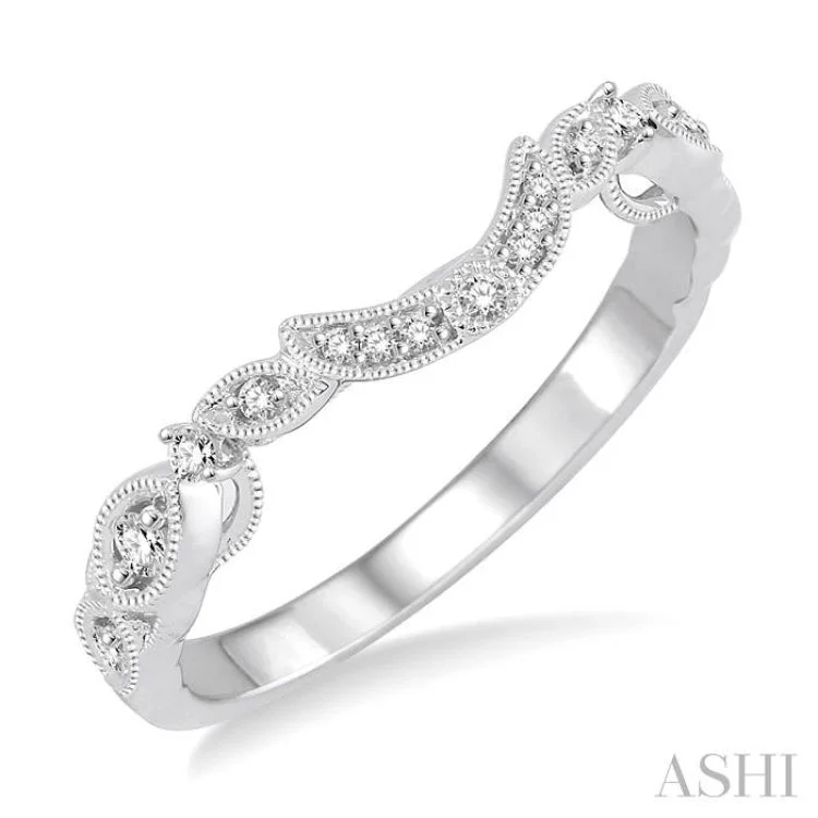 Women’s heart-shaped engagement ring-1/6 Ctw Round Cut Diamond Wedding Band in 14K White Gold