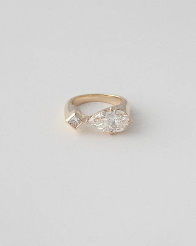 Women's crystal ring-THE ASTRAPE RING | PEAR CUT TOI ET MOI